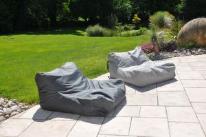 Comme son nom l'indique, posez-vous dans ce coussin et vous serez RELAX. Au bord d'une piscine ou sur votre terrasse, il sera votre allié