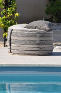 Ce coussin est multi-usage : Table basse extérieure, siège d'appoint, repose pied, etc... Il est passe-partout.

Sa forme ronde